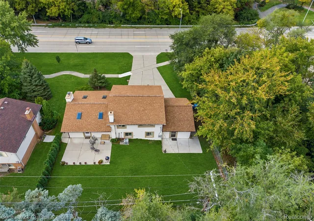Photo 3 of Single family home for sale at 17361 W Outer Dr, Dearborn Heights, MI 48127 | MLS# 20261079943 | Listing updated on 2026-10-07