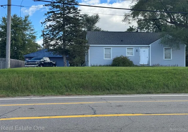 Photo 2 of Single family home for sale at 1532 Crescent Lake Rd, Waterford, MI 48327 | MLS# 20261079949 | Listing updated on 2026-10-15