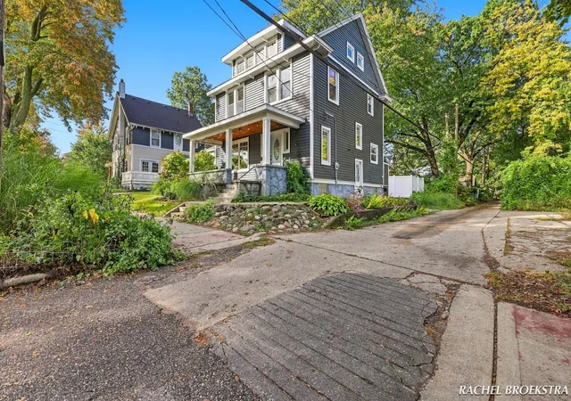 Photo 2 of Single family home for sale at 449 Giddings Ave SE, Grand Rapids, MI 49506 | MLS# 65026052653 | Listing updated on 2026-10-15