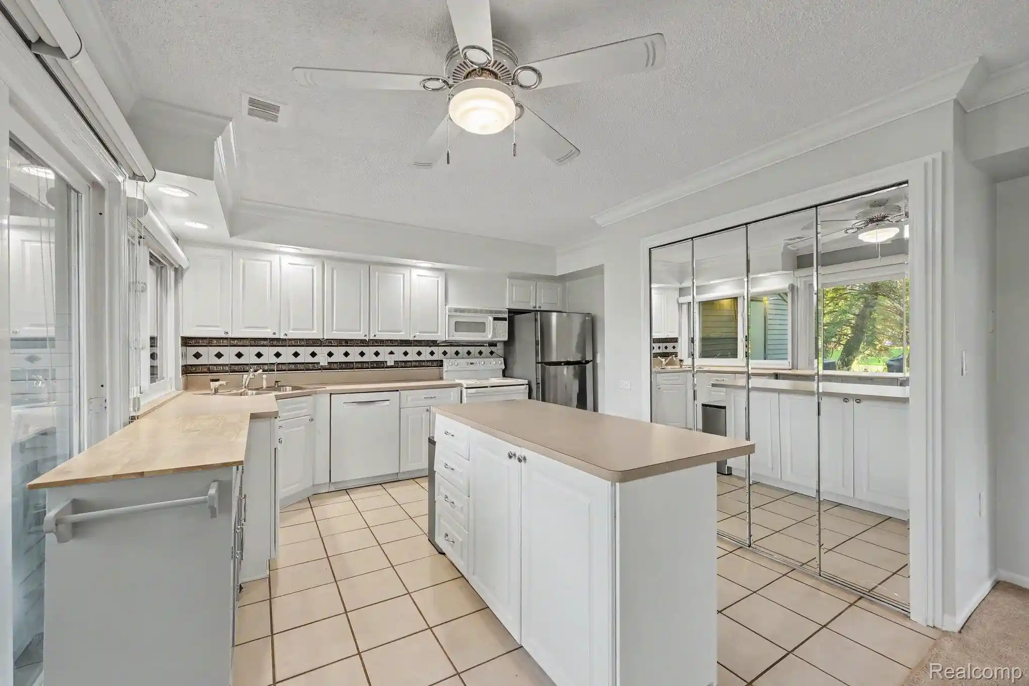 Listing Photo 2 - Condo for sale in 2668 Williamsburg Cir located at 2668 Williamsburg Cir, Auburn Hills, MI 48326 - Unit 2668 Williamsburg Cir