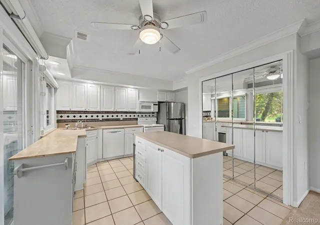 Listing Photo 2 - Condo for sale in building located at 2668 Williamsburg Cir, Auburn Hills, MI 48326