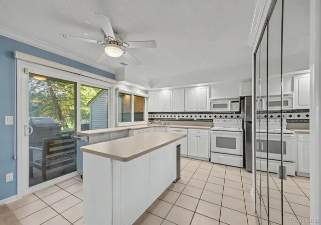 Listing Photo 3 - Condo for sale in building located at 2668 Williamsburg Cir, Auburn Hills, MI 48326