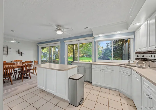 Listing Photo 5 - Condo for sale in building located at 2668 Williamsburg Cir, Auburn Hills, MI 48326