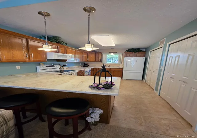 Listing Photo 4 - Condo for sale in building located at 1502 Carriage Dr, Tecumseh, MI 49286
