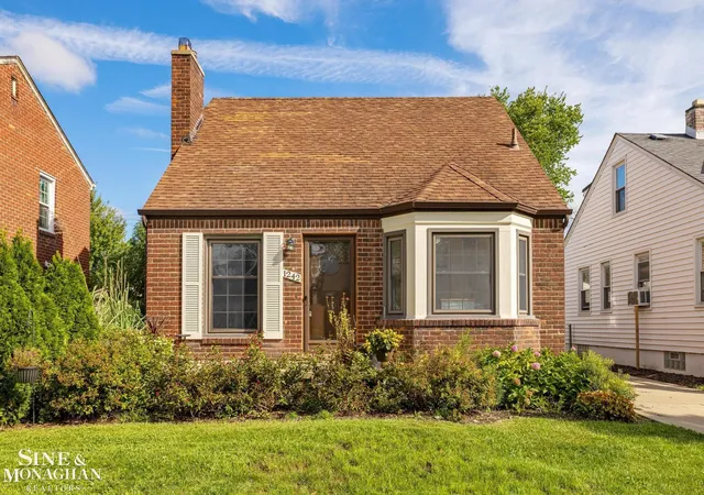 Photo 1 of Single family home for sale at 1242 Roslyn Rd, Grosse Pointe Woods, MI 48236 | MLS# 58050223737 | Listing updated on 2026-10-16