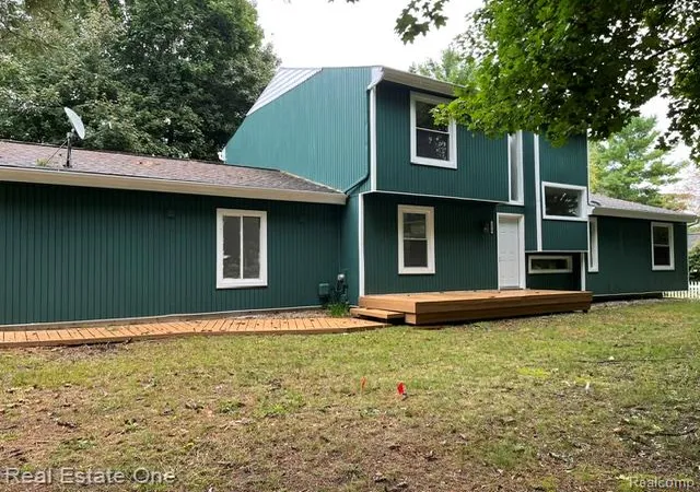 Photo 1 of Single family home for sale at 2820 S Commerce Rd, Commerce Township, MI 48390 | MLS# 20261079980 | Listing updated on 2026-10-04