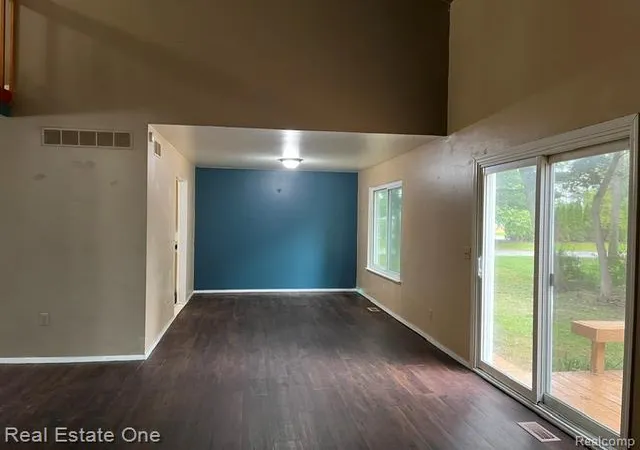 Photo 3 of Single family home for sale at 2820 S Commerce Rd, Commerce Township, MI 48390 | MLS# 20261079980 | Listing updated on 2026-10-04