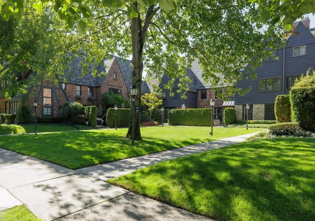 Listing Photo 2 - Condo for sale in building located at 325 Rivard Blvd, Grosse Pointe, MI 48230