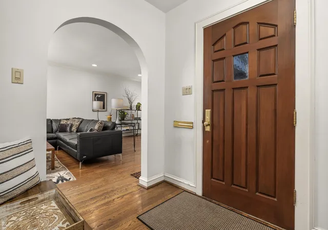 Listing Photo 5 - Condo for sale in building located at 325 Rivard Blvd, Grosse Pointe, MI 48230