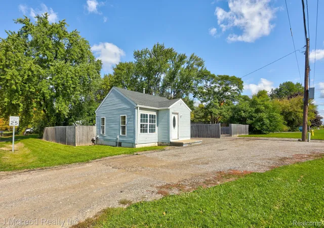 Photo 2 of Single family home for sale at 4083 Richfield Rd, Flint, MI 48506 | MLS# 20261080073 | Listing updated on 2026-10-22