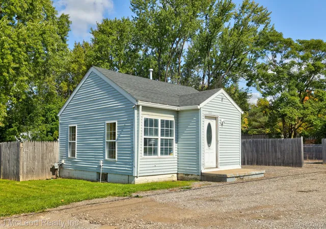 Photo 3 of Single family home for sale at 4083 Richfield Rd, Flint, MI 48506 | MLS# 20261080073 | Listing updated on 2026-10-22