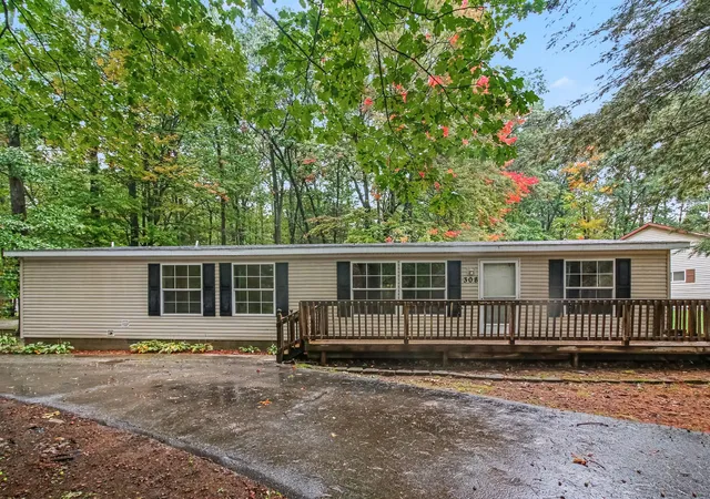 Photo 2 of Single family home for sale at 308 Silverhill Dr, Houghton Lake, MI 48629 | MLS# 65026052764 | Listing updated on 2026-10-12