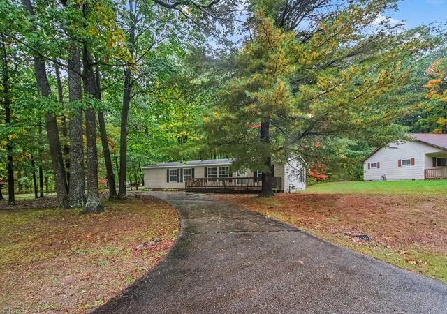 Photo 3 of Single family home for sale at 308 Silverhill Dr, Houghton Lake, MI 48629 | MLS# 65026052764 | Listing updated on 2026-10-12