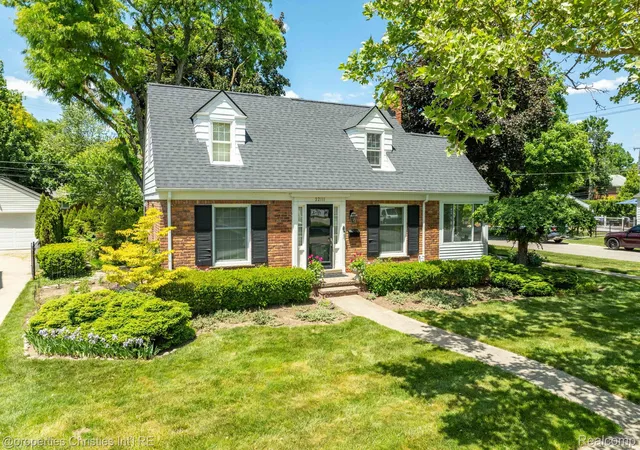 Photo 1 of Sale Pending at 32111 Auburn Dr, Beverly Hills, MI 48025 | MLS# 20261080085 | Listing updated on 2026-10-20