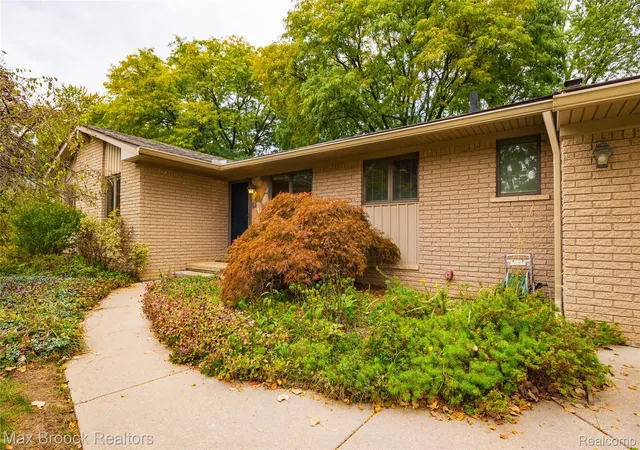 Photo 1 of Sale Pending at 304 Paragon Dr, Troy, MI 48098 | MLS# 20261080119 | Listing updated on 2026-10-18