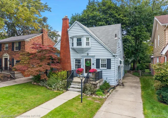 Photo 2 of Single family home for sale at 836 Edgewood Dr, Royal Oak, MI 48067 | MLS# 20261080120 | Listing updated on 2026-10-20