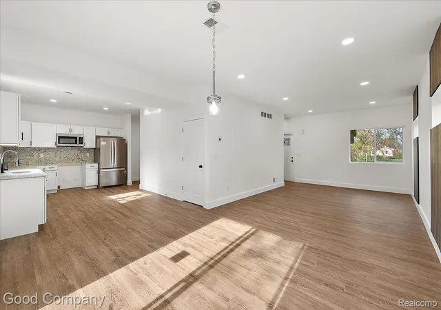 Photo 3 of Single family home for sale at 488 Bloomfield Ave, Pontiac, MI 48341 | MLS# 20261080150 | Listing updated on 2026-10-20
