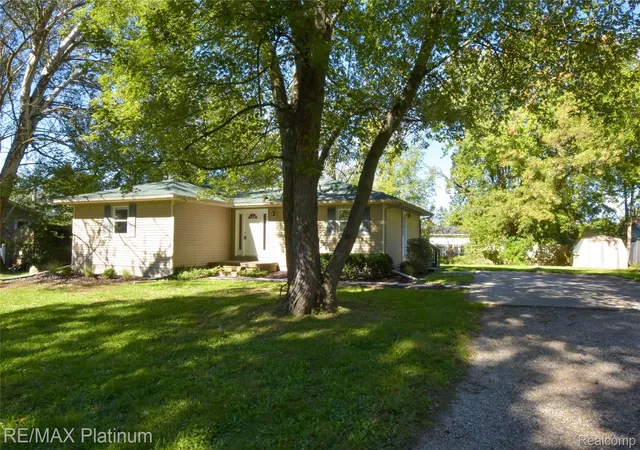 Photo 2 of Single family home for sale at 2471 Moore Pl, Howell, MI 48843 | MLS# 20261080165 | Listing updated on 2026-10-11