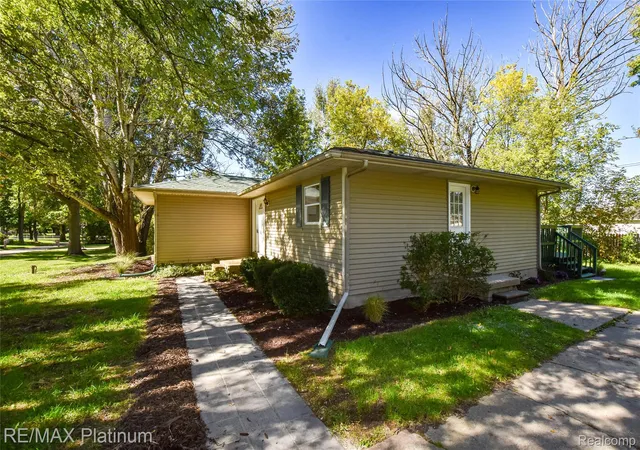 Photo 3 of Single family home for sale at 2471 Moore Pl, Howell, MI 48843 | MLS# 20261080165 | Listing updated on 2026-10-11