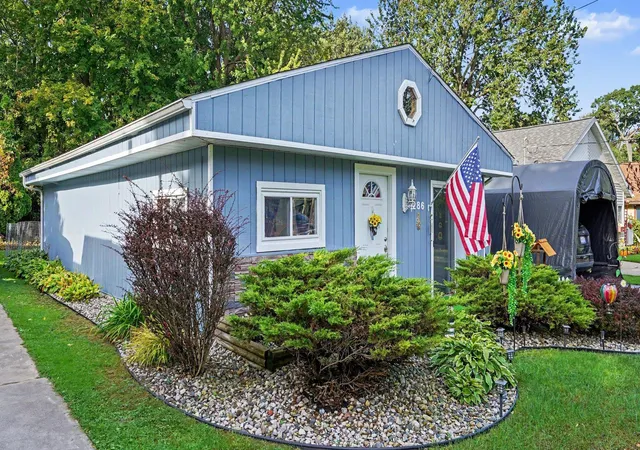 Photo 2 of Single family home for sale at 286 Lagoon Beach Dr, Bay City, MI 48706 | MLS# 5050223804 | Listing updated on 2026-10-14