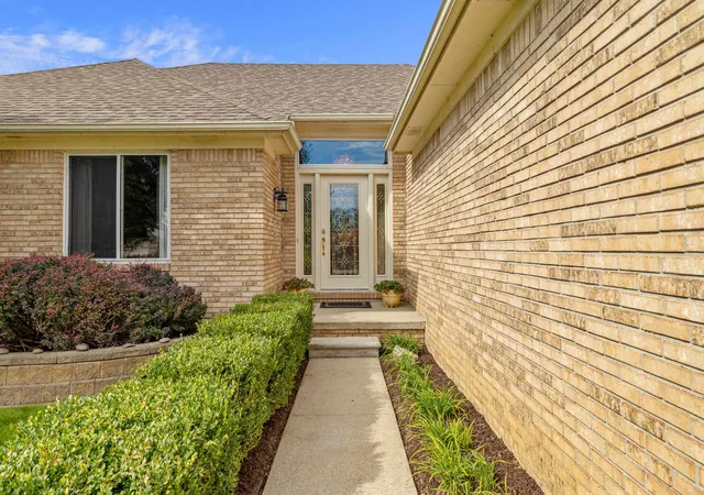 Photo 2 of Single family home for sale at 39265 Canterbury Dr, Harrison Township, MI 48045 | MLS# 58050223807 | Listing updated on 2026-10-11