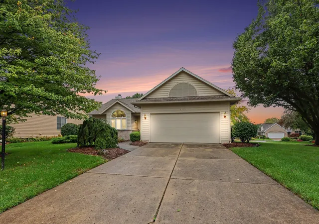 Listing Photo 3 - Condo for sale in building located at 6915 Fairway Vis Dr SE, Caledonia, MI 49316