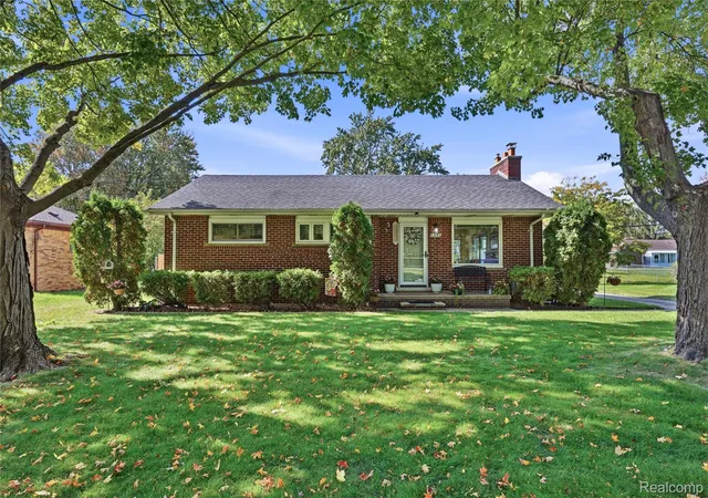 Photo 1 of Sale Pending at 2272 Middlebelt Rd, West Bloomfield, MI 48324 | MLS# 20261080200 | Listing updated on 2026-10-14