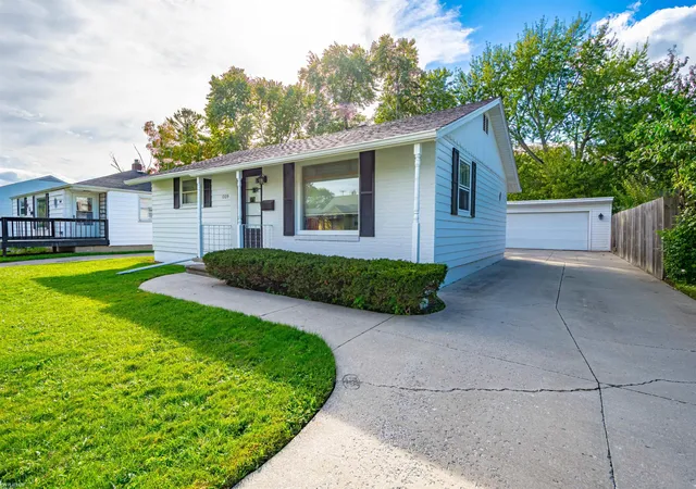 Photo 2 of Single family home for sale at 1009 16th Street, Port Huron, MI 48060 | MLS# 58050223813 | Listing updated on 2026-10-07