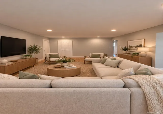 Listing Photo 4 - Condo for sale in building located at 4113 Telegraph Rd, Bloomfield Hills, MI 48302 - Unit #216