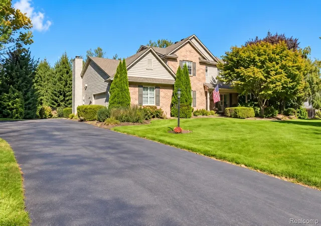 Photo 3 of Single family home for sale at 337 Ml Pond Ln, Milford, MI 48381 | MLS# 20261080254 | Listing updated on 2026-10-19