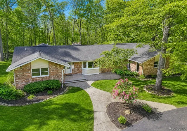 Photo 1 of Single family home for sale at 4718 Cyn Oaks Dr, Brighton, MI 48114 | MLS# 20261080266 | Listing updated on 2026-10-24