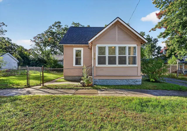 Photo 2 of Single family home for sale at 379 E Dale Ave, Muskegon, MI 49442 | MLS# 65026052897 | Listing updated on 2026-10-26