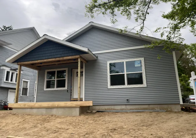 Photo 1 of Sale Pending at 812 Kalamazoo Ave Se, Grand Rapids, MI 49507 | MLS# 65026052903 | Listing updated on 2026-10-29
