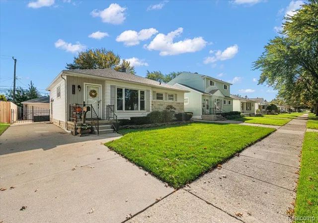 Photo 3 of Single family home for sale at 29910 Rosemont St, Roseville, MI 48066 | MLS# 20261080342 | Listing updated on 2026-10-19