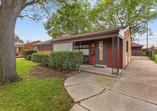 Photo 3 of Single family home for sale at 32149 Saint Annes Dr, Warren, MI 48092 | MLS# 20261080353 | Listing updated on 2026-10-17