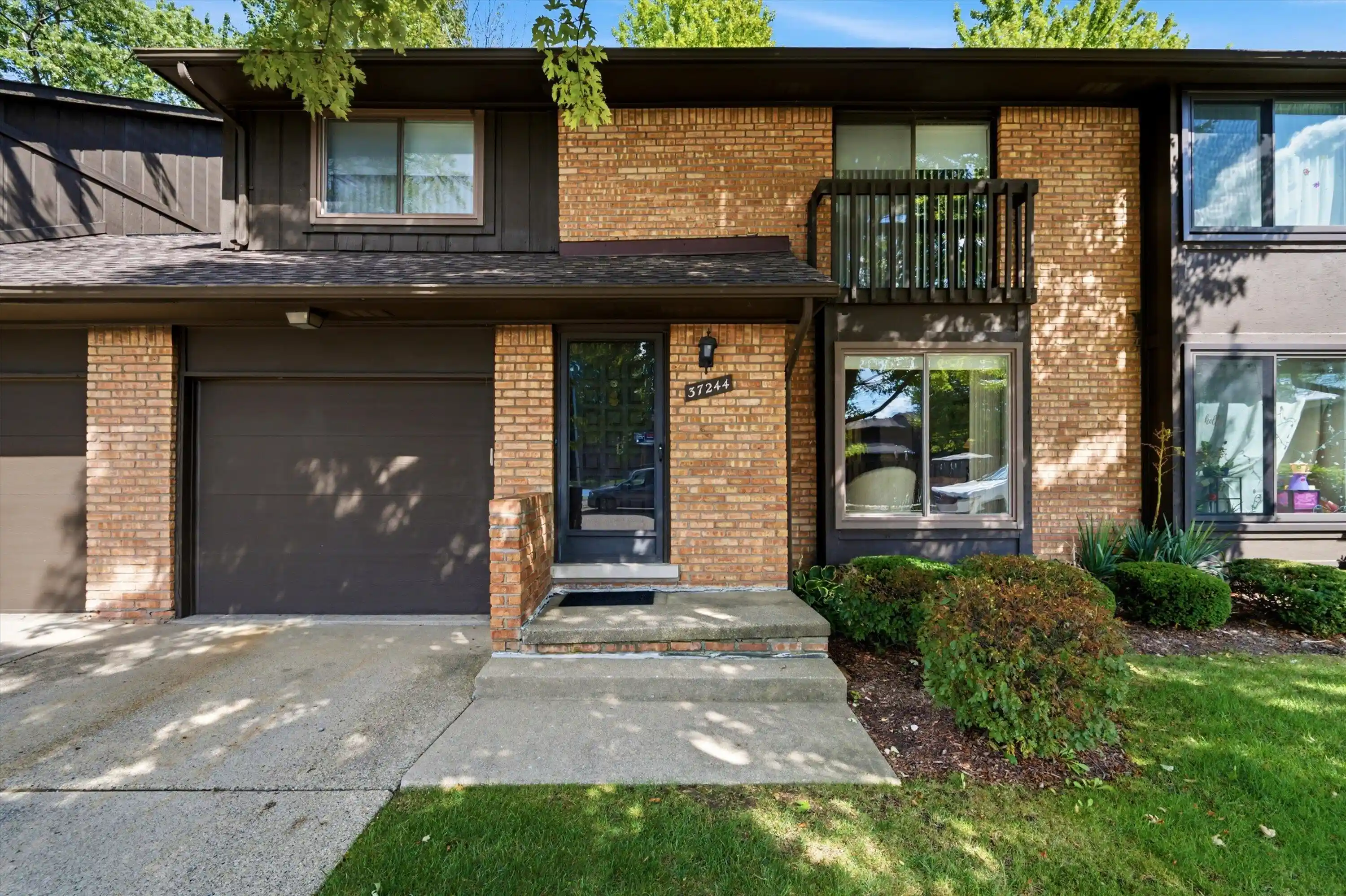 Listing Photo 2 - Condo for sale in 37244 Clubhouse Dr located at 37244 Clubhouse Dr, Sterling Heights, MI 48312 - Unit 37244 Clubhouse Dr