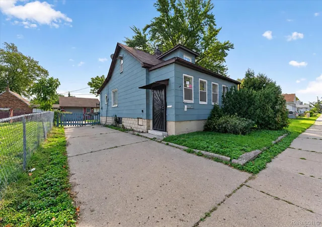 Photo 1 of Single family home for sale at 8282 Maxwell Ave, Warren, MI 48089 | MLS# 20261080376 | Listing updated on 2026-10-12