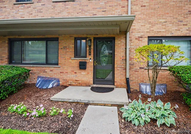 Photo 3 of Condo for sale at 144 E Hickory Grv Rd, Bloomfield Hills, MI 48304 | MLS# 20261080388 | Listing updated on 2026-10-21