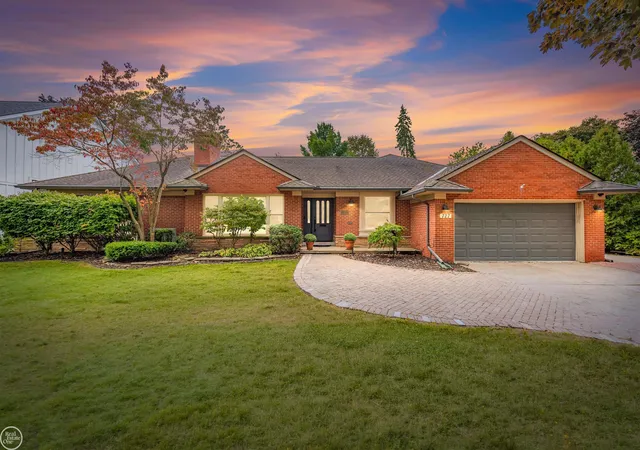 Photo 1 of Single family home for sale at 727 N Renaud Rd, Grosse Pointe Woods, MI 48236 | MLS# 58050223857 | Listing updated on 2026-10-16
