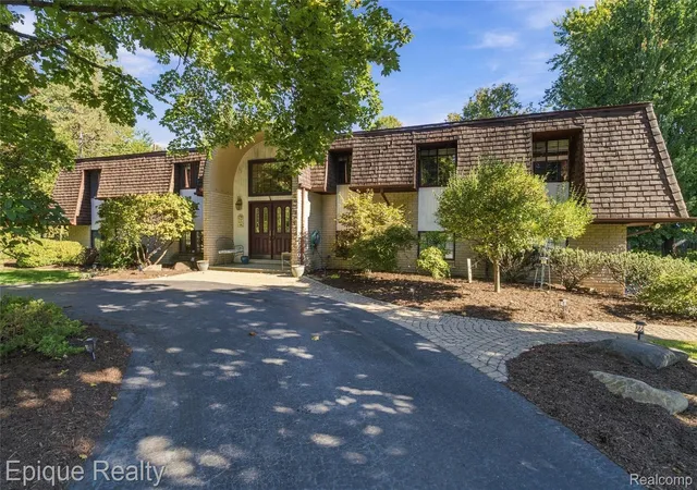 Single family home for sale at 1570 Lomond Ln, Rochester Hills, MI 48309 | MLS# 20261080425