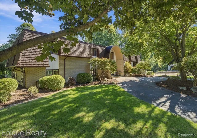 Photo 2 of Single family home for sale at 1570 Lomond Ln, Rochester Hills, MI 48309 | MLS# 20261080425 | Listing updated on 2026-10-16