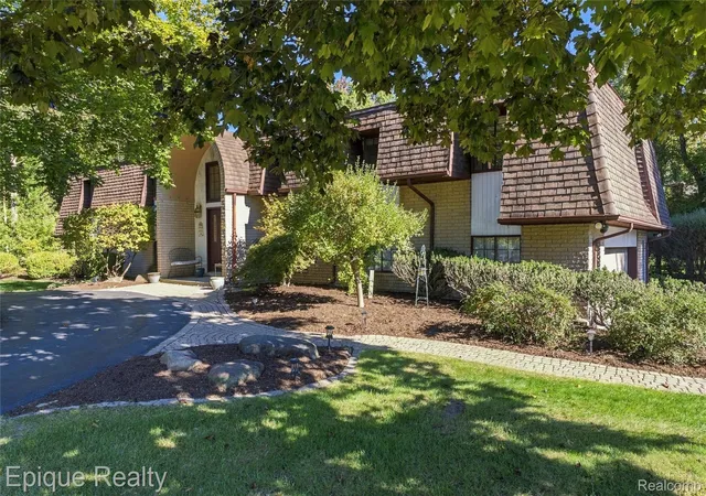 Photo 3 of Single family home for sale at 1570 Lomond Ln, Rochester Hills, MI 48309 | MLS# 20261080425 | Listing updated on 2026-10-16