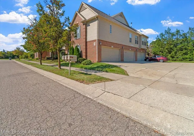 Photo 2 of Condo for sale at 1151 Chestnut St, Pontiac, MI 48342 | MLS# 20261080476 | Listing updated on 2026-10-20