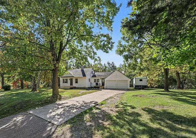 Photo 2 of Single family home for sale at 160 Collier Rd, Auburn Hills, MI 48326 | MLS# 20261080500 | Listing updated on 2026-10-15