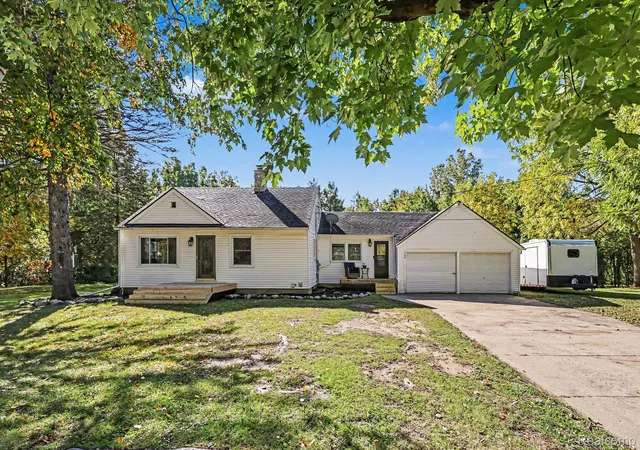 Photo 3 of Single family home for sale at 160 Collier Rd, Auburn Hills, MI 48326 | MLS# 20261080500 | Listing updated on 2026-10-15