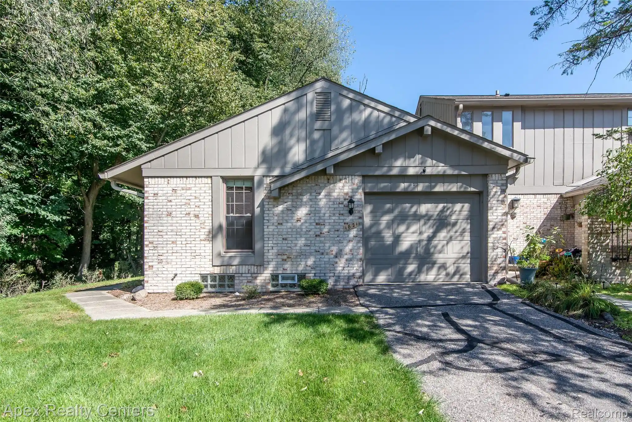 Listing Photo 1 - Condo for sale in 1821 Van Hl Ct located at 1821 Van Hl Ct, Rochester, MI 48309 - Unit 1821 Van Hl Ct