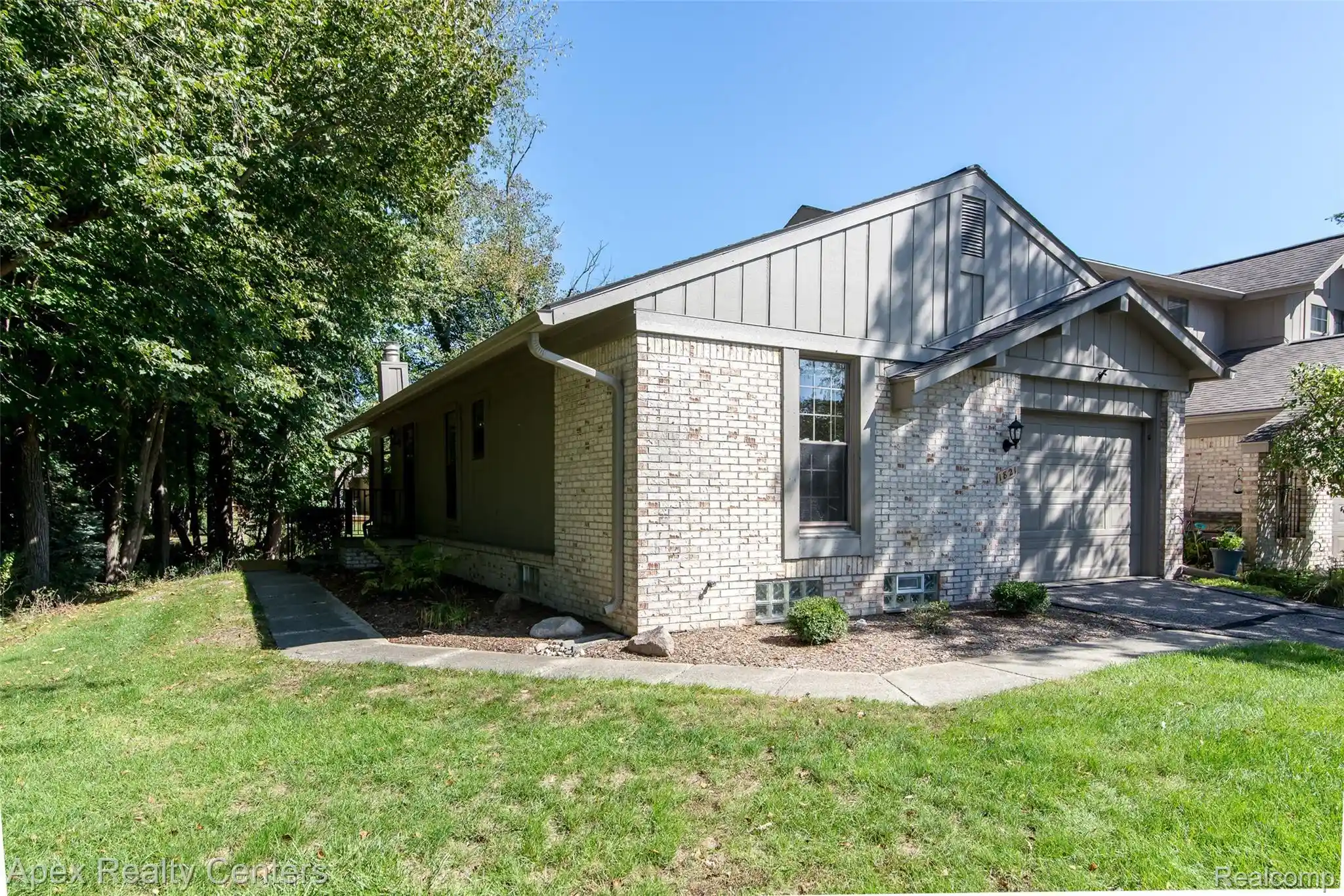 Listing Photo 2 - Condo for sale in 1821 Van Hl Ct located at 1821 Van Hl Ct, Rochester, MI 48309 - Unit 1821 Van Hl Ct