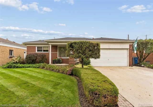 Photo 1 of Single family home for sale at 11460 Applewood Dr, Warren, MI 48093 | MLS# 20261080522 | Listing updated on 2026-10-12