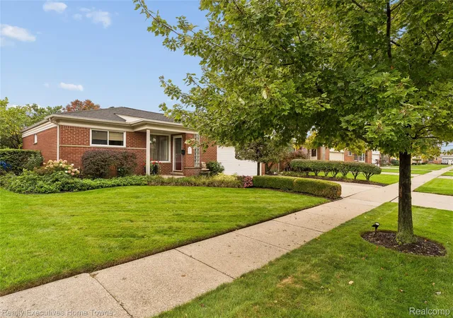 Photo 2 of Single family home for sale at 11460 Applewood Dr, Warren, MI 48093 | MLS# 20261080522 | Listing updated on 2026-10-12