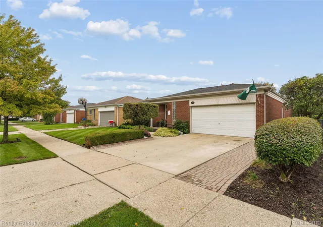 Photo 3 of Single family home for sale at 11460 Applewood Dr, Warren, MI 48093 | MLS# 20261080522 | Listing updated on 2026-10-12